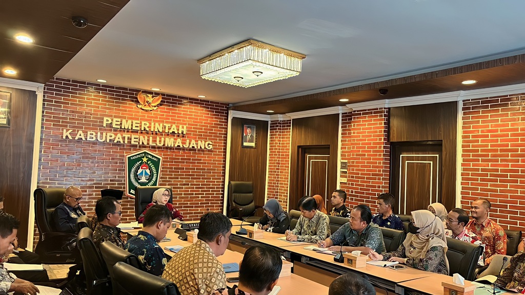 RAPAT: Bupati Lumajang Indah Amperawati saat memimpin rapat koordinasi terkait koperasi desa, kemarin.(KOMINFO FOR RAME)