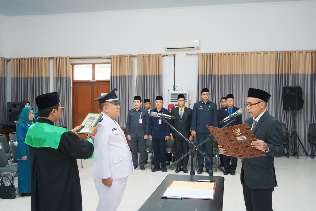 LANTIK: Pemkab Lumajang saat melantik Pj Kades Denok, Kecamatan Lumajang Agus Yudiono, kemarin.(ATIEQSON MAR IQBAL/RAME)