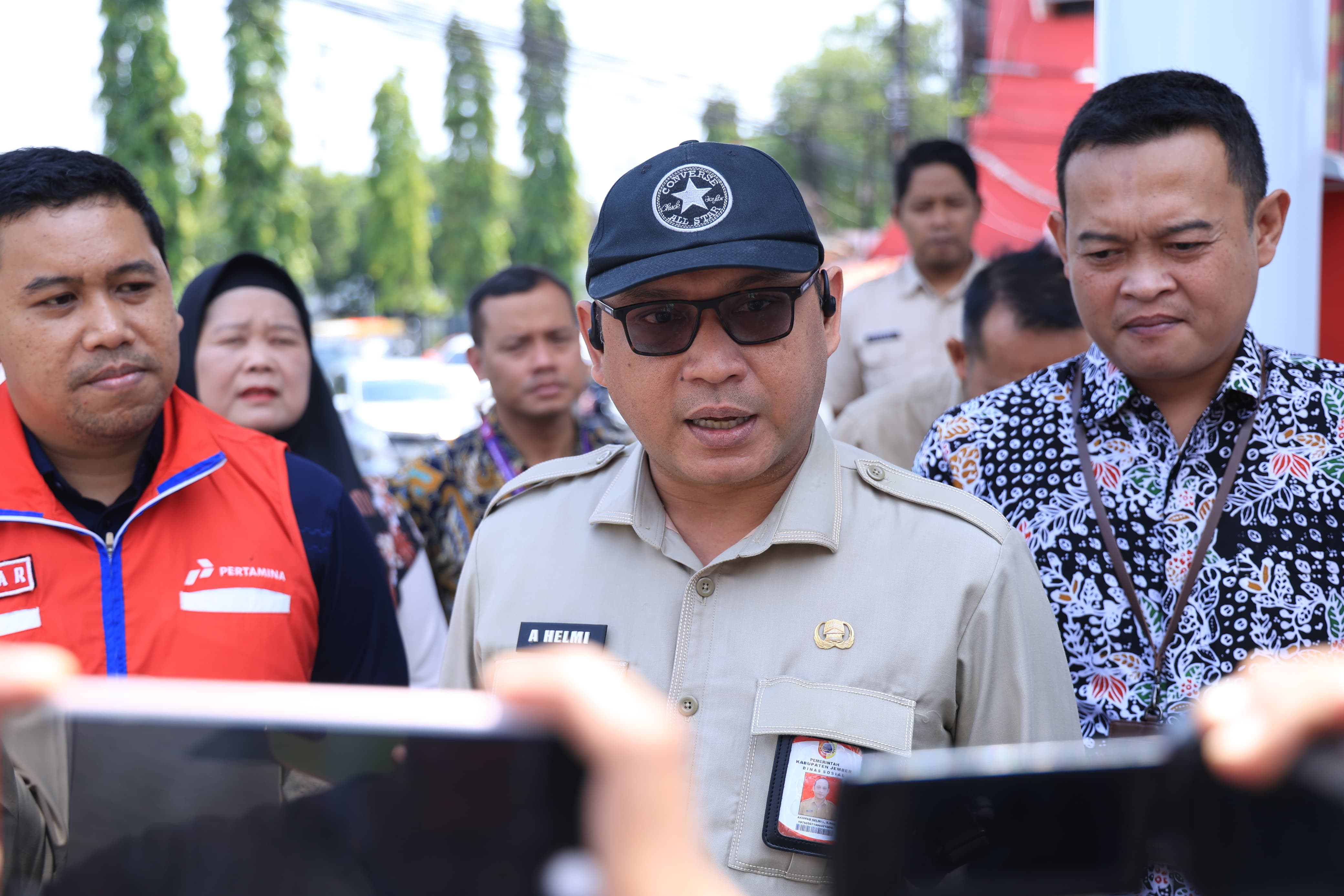 Tim gabungan yang dipimpin Pj. Sekda Helmi saat menyisir sejumlah SPBU di Jember terkait fenomena panic buying BBM belakangan ini. (Dok. Diskominfo)