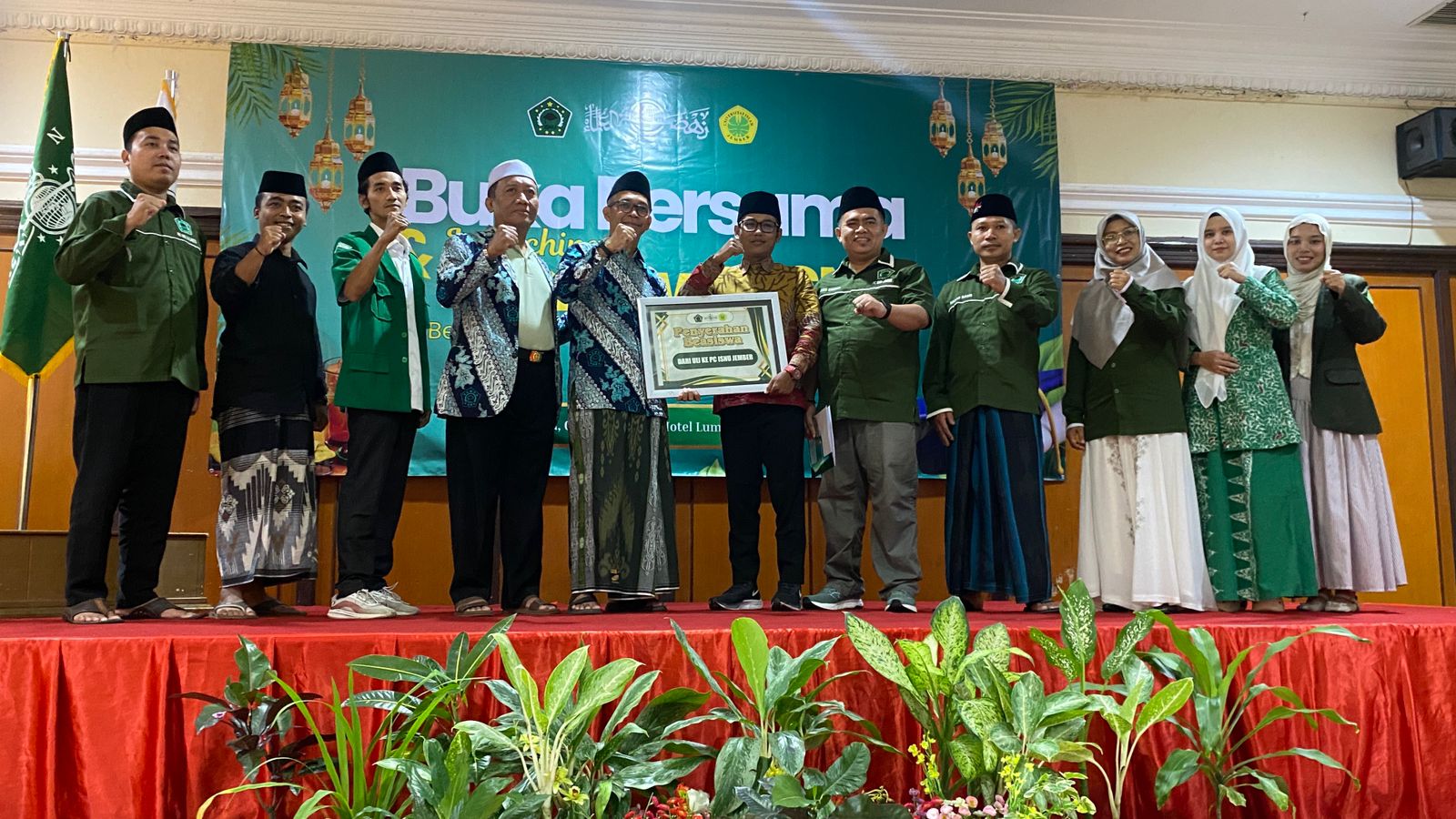 Ketua ISNU Jember Honest Dody Molasy menyerahkan dokumen kerjasama beasiswa kepada Kepala Biro UIJ Achmad Ilyasi didampingi jajarannya.