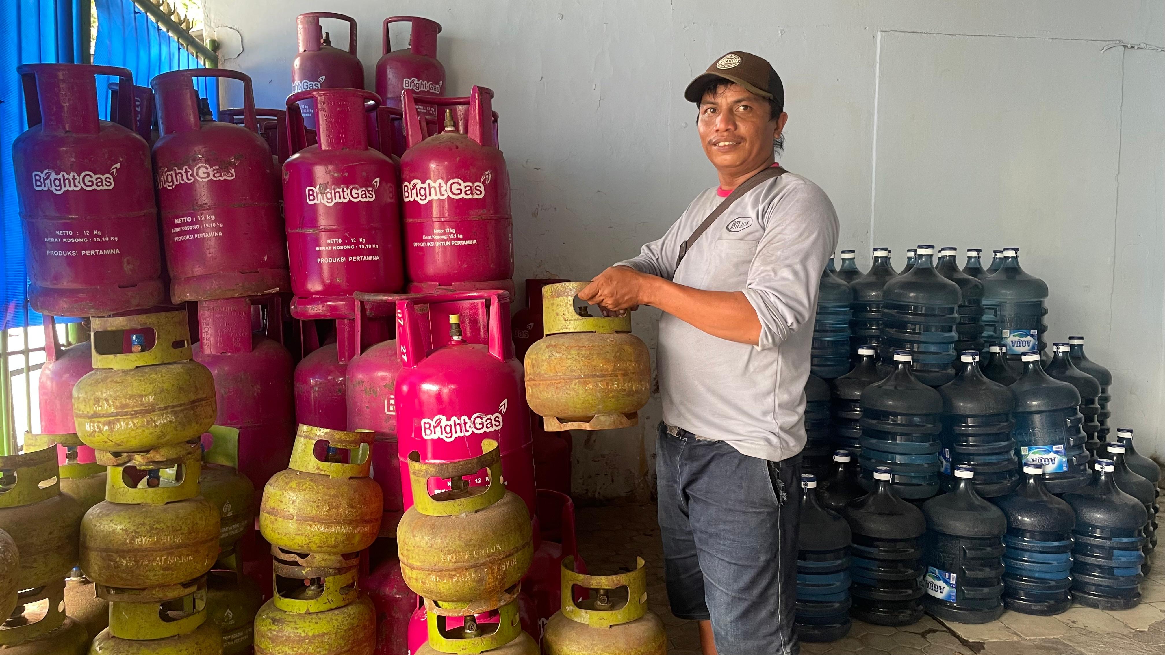 AMAN: Kondisi salah satu pangkalan LPG di Lumajang tetap penuhi permintaan konsumen menjelang lebaran, nanti.(ADE APRYANIS/RAME) 