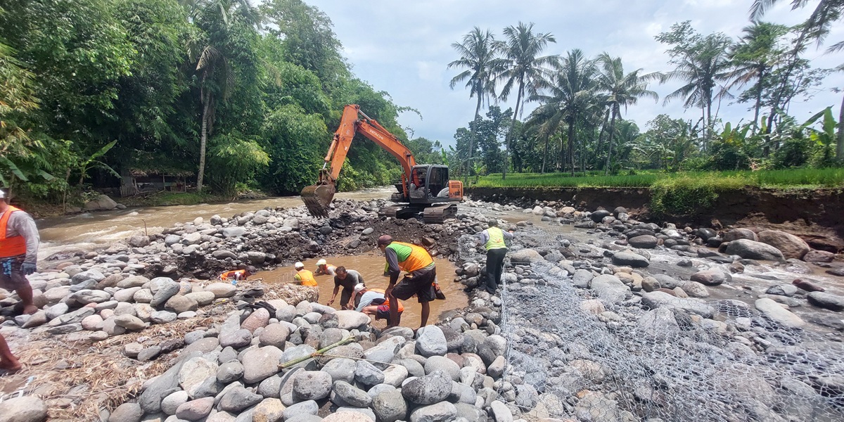 TERKENDALA CUACA: Pemasangan bronjong dibagian hulu sungai Petung di Dusun Pertelon, Desa Pakis, Kecamatan Panti terkendala dengan cuaca. (JUMAI/RJ)