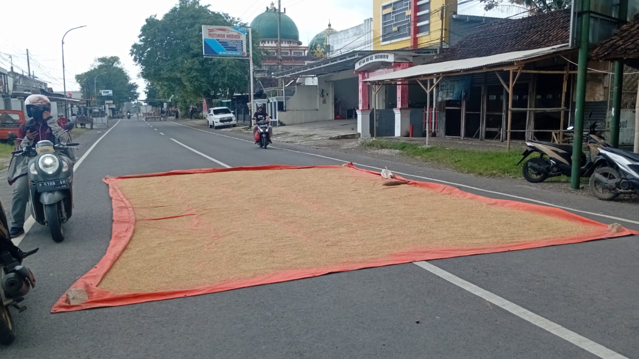 DIMANFAATKAN: Penutupan Jembatan Sentong membuat warga sekitar memanfaatkannya untuk berbagai kegiatan lain.  