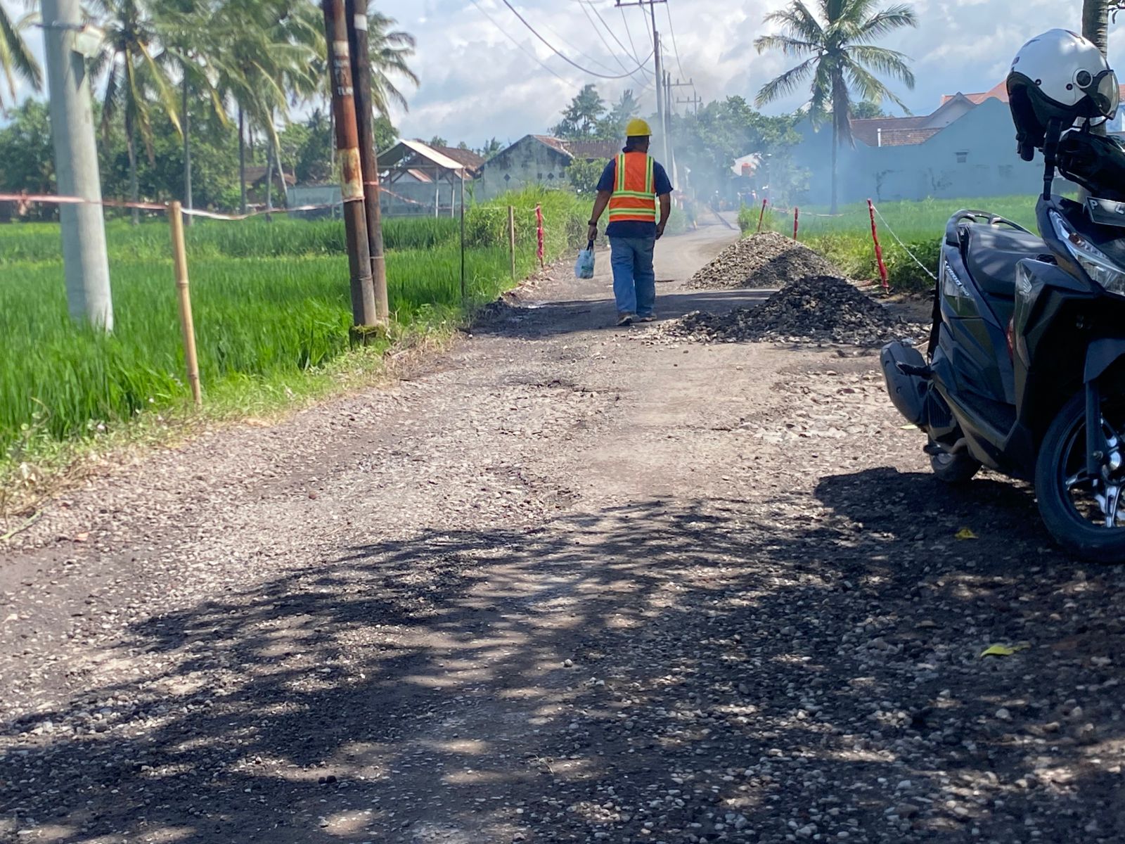 LEBIH MULUS: Petugas Gabungan menambal jalan alternatif di Desa Kembang yang banyak dikeluhkan pengendara.  