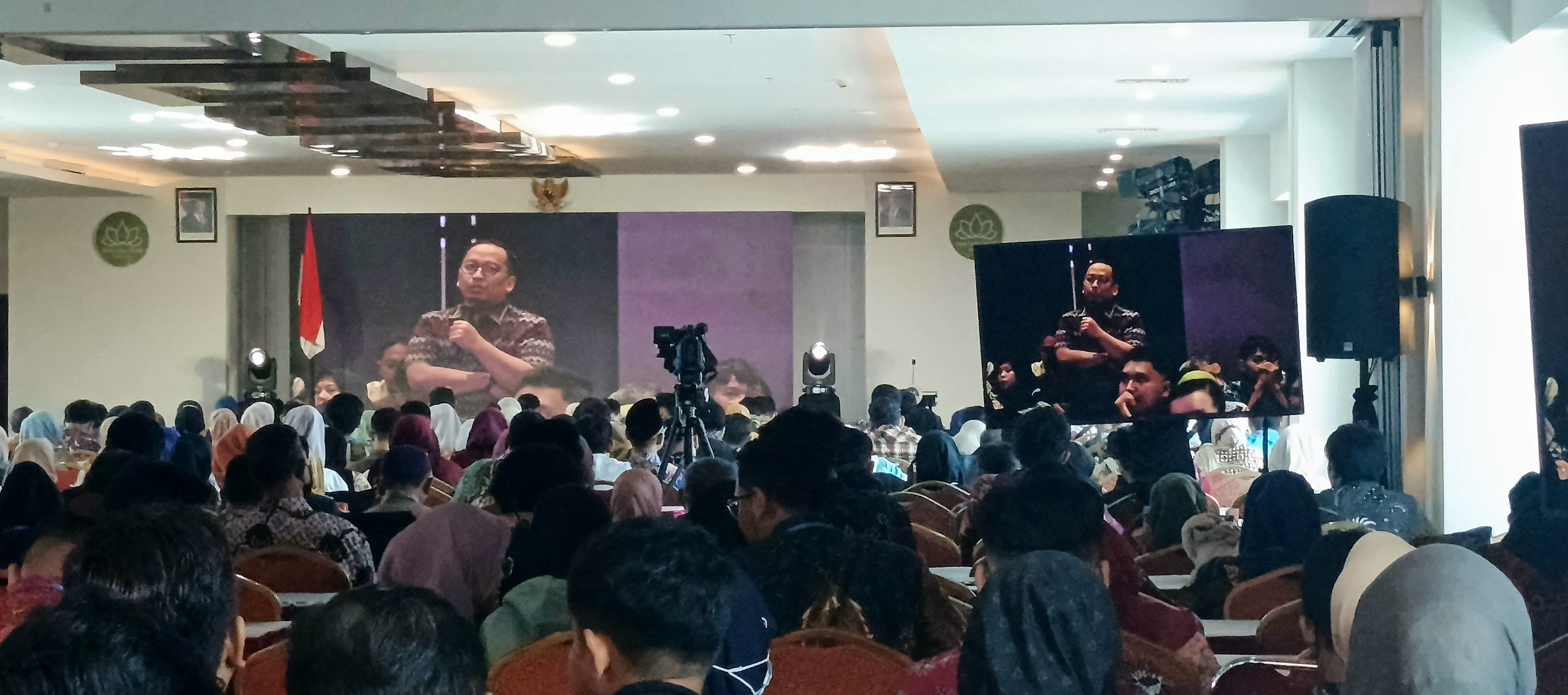 Bimtek Penjamah Makanan dan Percepatan Penyediaan Sertifikat Laik Higiene Sanitasi (SLHS) secara hybrid, dan diikuti oleh SPPG se-Jember, di Java Lotus Jember, (7-8/03/2026). (Maulana/JPRJ)