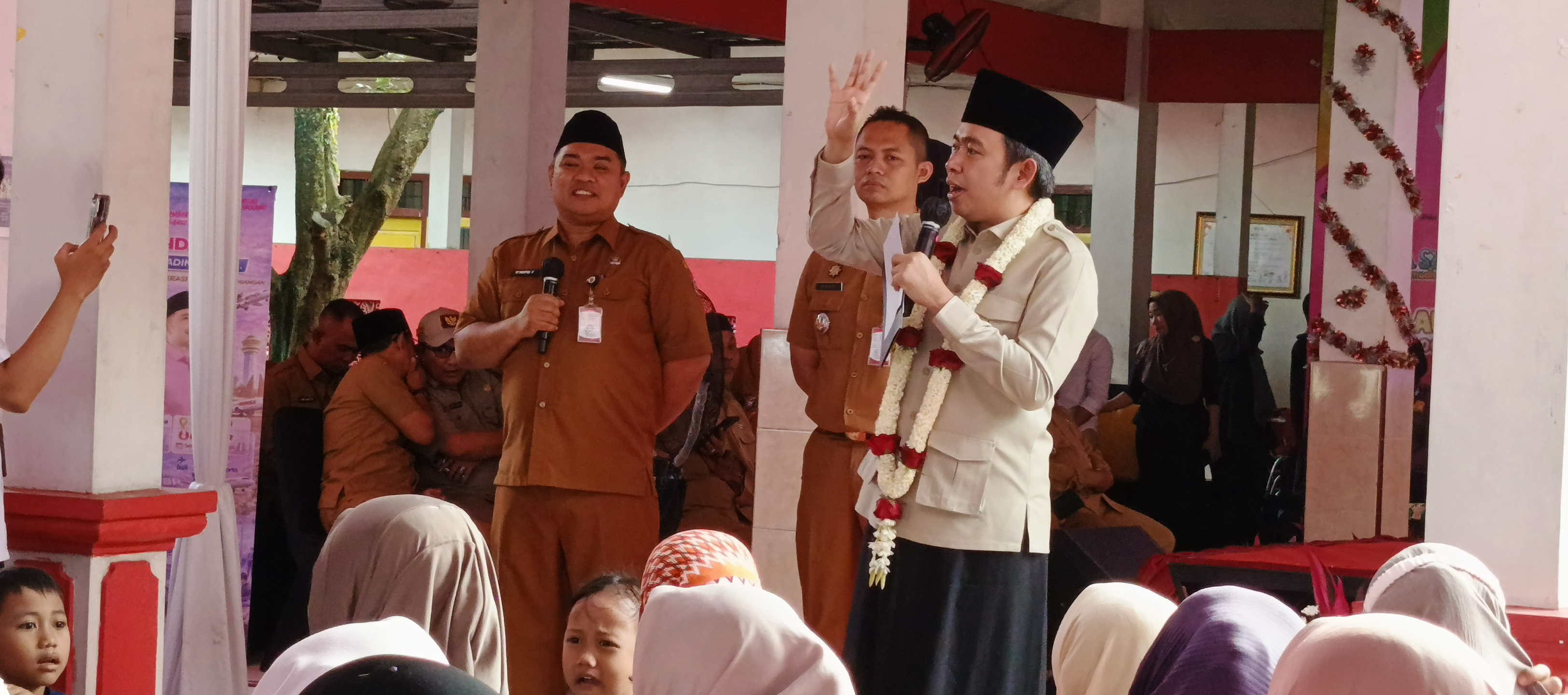 Bupati Gus Fawait ditemani Kabag Kesra dan Camat, saat memberikan kepastian pencairan insentif guru ngaji 2026, saat Safari Ramadhan di Kantor Desa Plalangan Kalisat, Senin (9/03/2026). (Maulana/JPRJ)