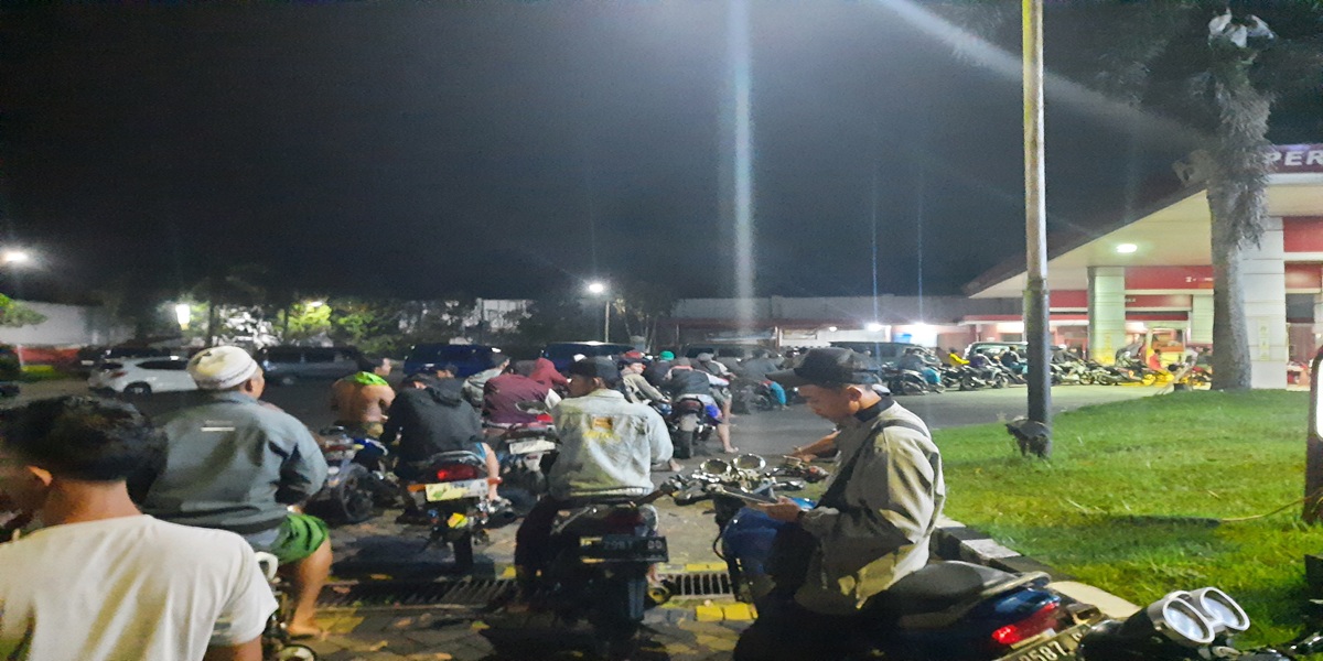 MENGANTRE: Kondisi antrean panjang di SPBU Masan, kemarin (8/3).  