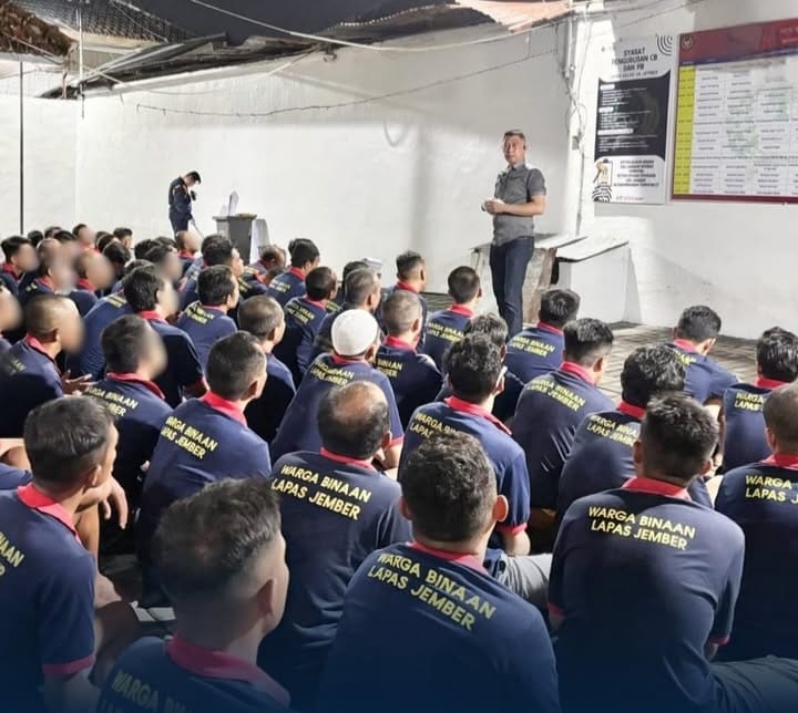 DIPERIKSA: Kalapas Jember ketika memimpin penggeledahan kamar hunian WBP guna memastikan mereka tak menyimpan barang-barang terlarang.  