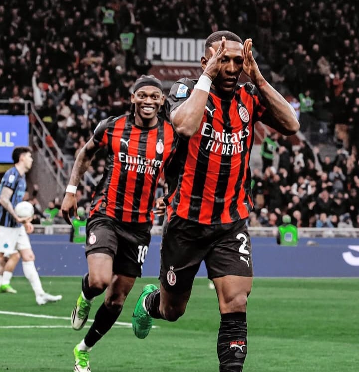 Pervis Estupinan selebrasi AC Milan usai kalahkan Inter Milan