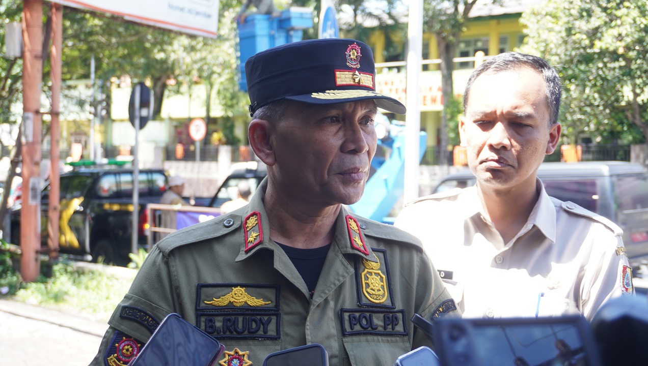 "Semua kami bersihkan, termasuk kabel FO, termasuk papan reklame, termasuk bantaran sungai dan sebagainya, kami tertibkan." BAMBANG RUDIYANTO, Kepala Satpol PP Jember.&nbsp;