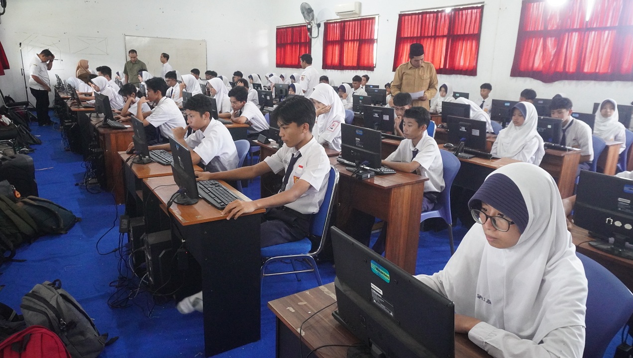 FOKUS:&nbsp;Siswa SMPN 2 Jember menjalani gladi bersih TKA di laboratorium komputer, kemarin (10/3). Pada hari pertama, terjadi eror server pusat, sehingga serentak TKA tak dapat dilakukan. 