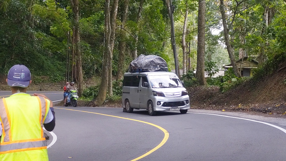 BALIK KAMPUNG: Mobil pelat luar kota dengan barang bawaan mulai masuk Jalur Gumitir.  