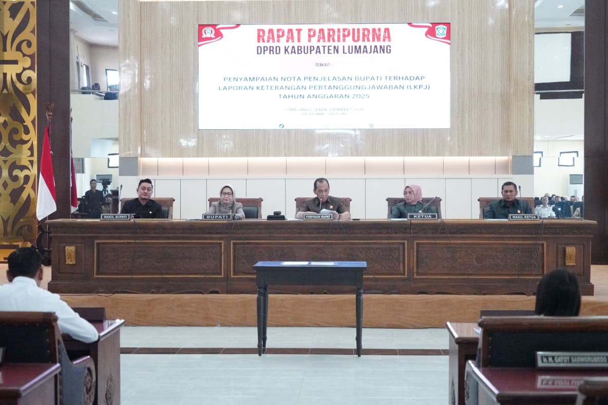 SAMPAIKAN: Bupati Lumajang Indah Amperawati bersama Wakil Bupati Lumajang Yudha Adji Kusuma saat mengikuti rapat paripurna, kemarin.(ATIEQSON MAR IQBAL/RAME)