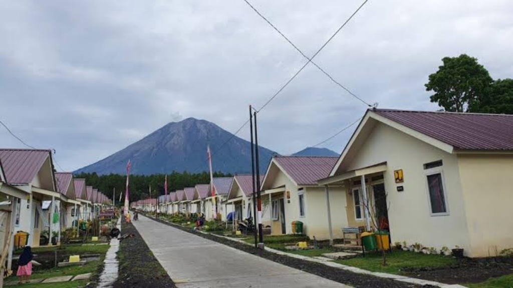 KOSONG: Penampakan hunian tetap yang masih kosong, rencananya hunian itu bakal diserahkan kepada warga terdampak Semeru, beberapa waktu lalu.(KOMINFO FOR RAME) 