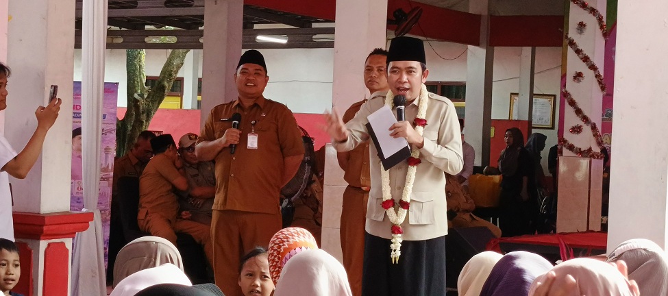 BERI KABAR BAHAGIA: Bupati Gus Fawait ditemani Kabag Kesra dan Camat, saat memberikan kepastian pencairan insentif guru ngaji 2026, saat Safari Ramadhan di Kantor Desa Plalangan Kalisat, (9/3).&nbsp;