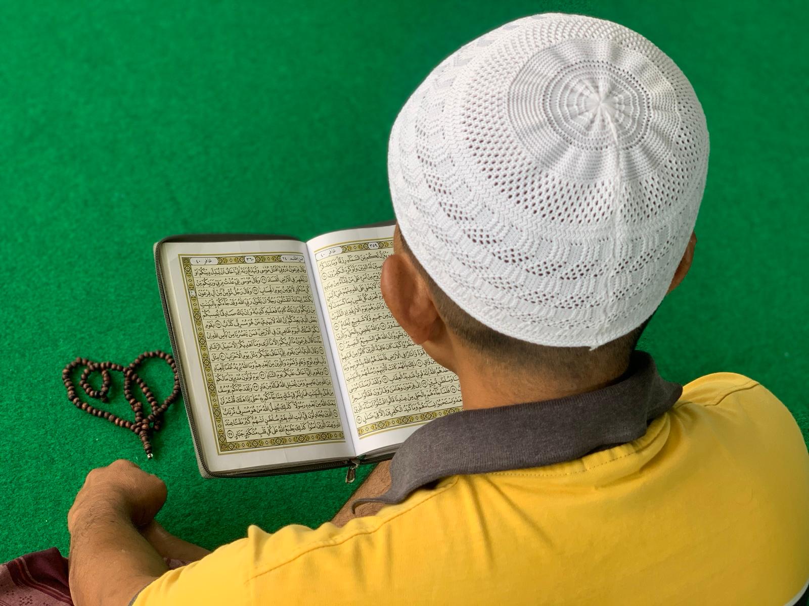 KHUSUK: Salah seorang warga binaan Lapas Bondowoso melakukan tadarus pada bulan Ramadan.