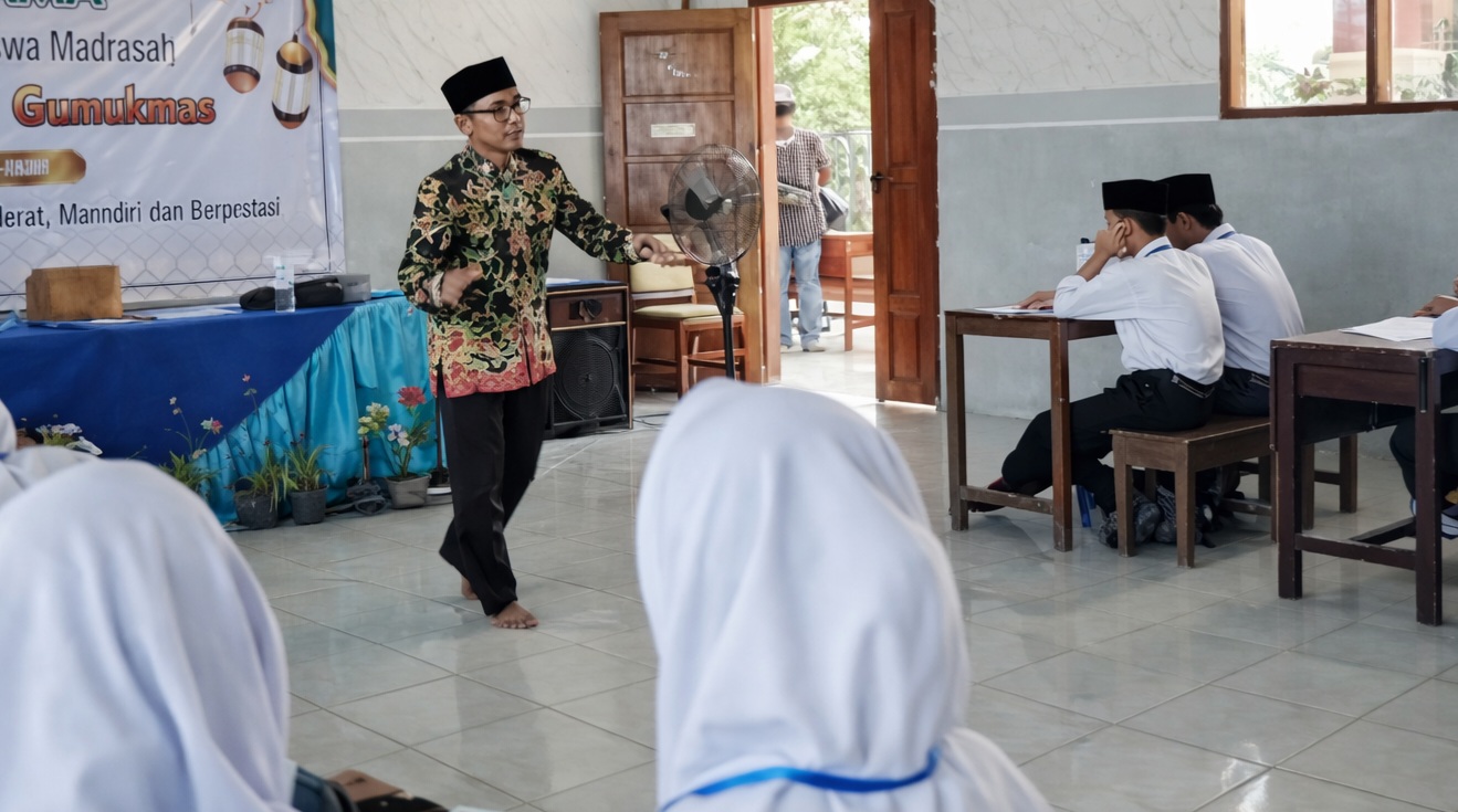 EDUKASI: KUA Umbulsari beri bimbingan kepada pelajar di MA Al Qodiri Gumukmas beberapa waktu lalu.&nbsp;