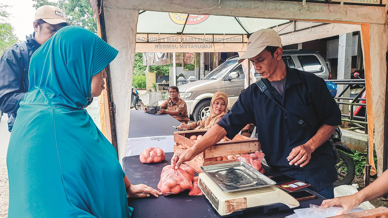 DISERBU: Warga Kalisat menyerbu salah satu stand Pasar Murah Ramadhan di Desa Sumberjeruk, Kecamatan Kalisat, Senin (9/3).&nbsp;