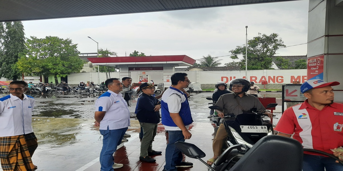 MEMANTAU: Hiswana Migas saat memantau kondisi antrean di SPBU Tamansari, kemarin (10/3)  