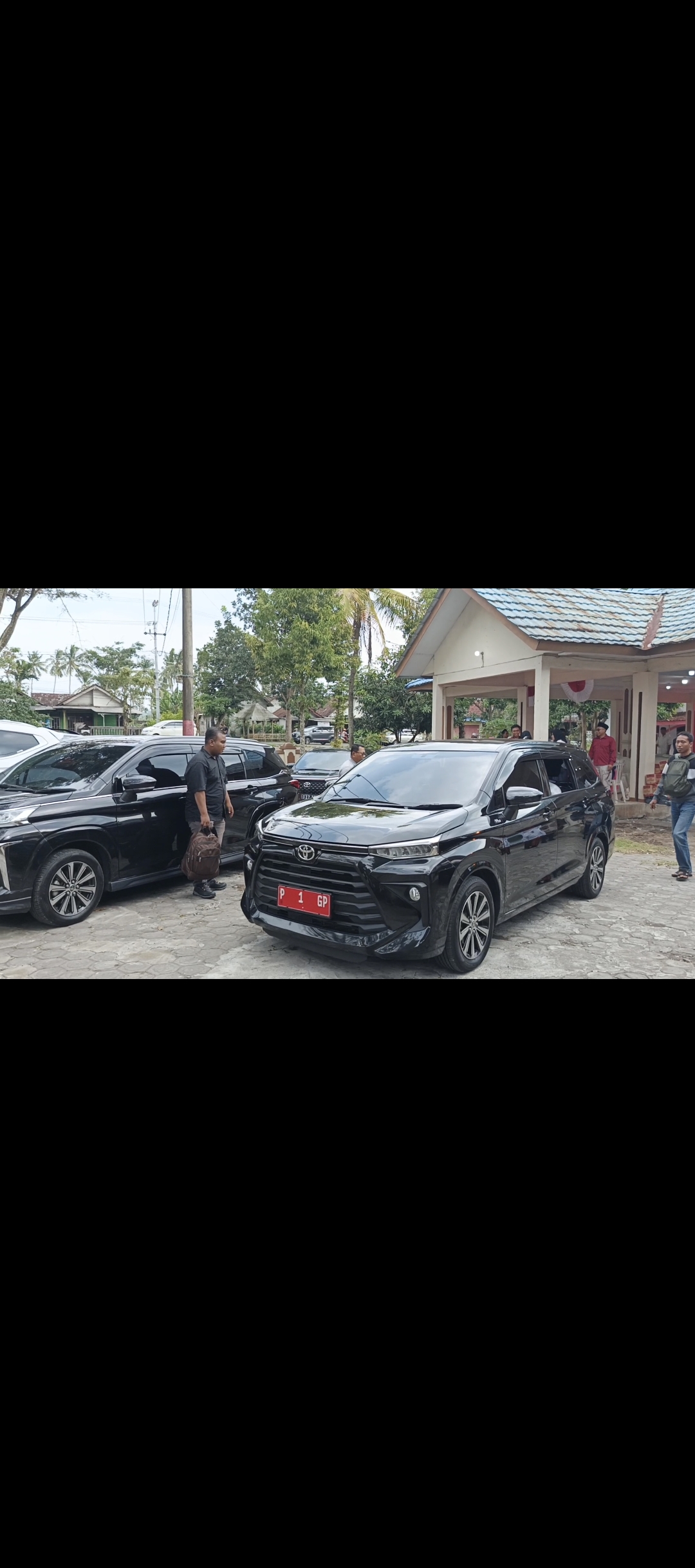 Mobil dinas Bupati Jember Gus Fawait, di sela-sela kunjungannya menemui warga. (Foto: Maulana/JPRJ)