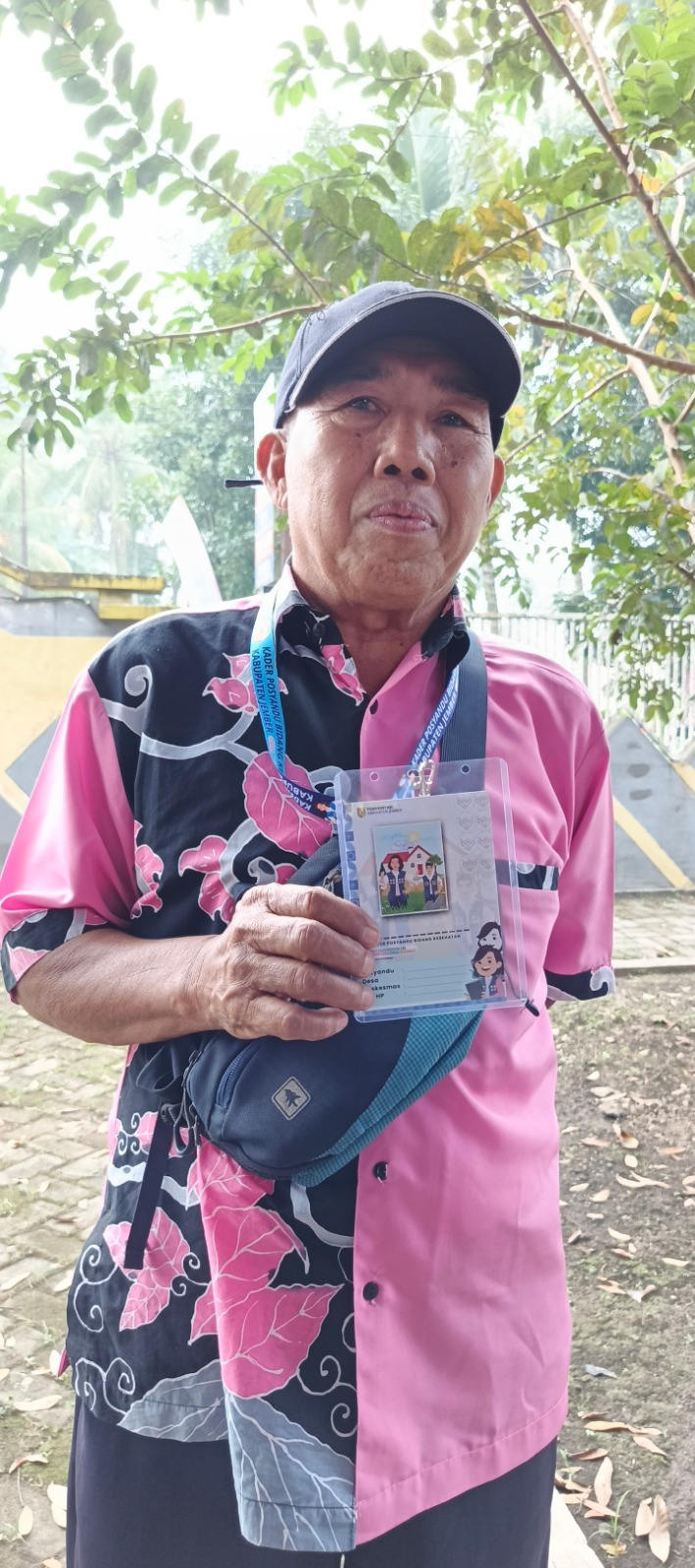 INSPIRATIF: Toli, 62, salah satu kader Posyandu Desa Sukoreno, Kecamatan Kalisat. 