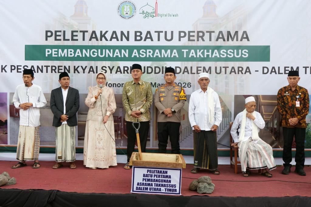 LETAK: Bupati Lumajang Indah Amperawati didampingi Wakil Bupati Lumajang Yudha Adji Kusuma saat melakukan peletakan batu pertama, kemarin.(ATIEQSON MAR IQBAL/RAME)
