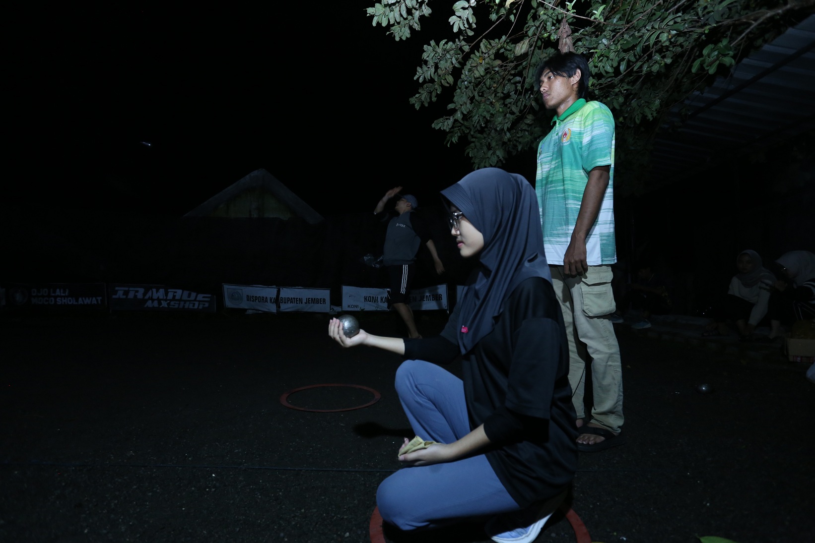 SEMANGAT: Atlet petanque Jember masih berlatih pada bulan puasa ini.&nbsp;