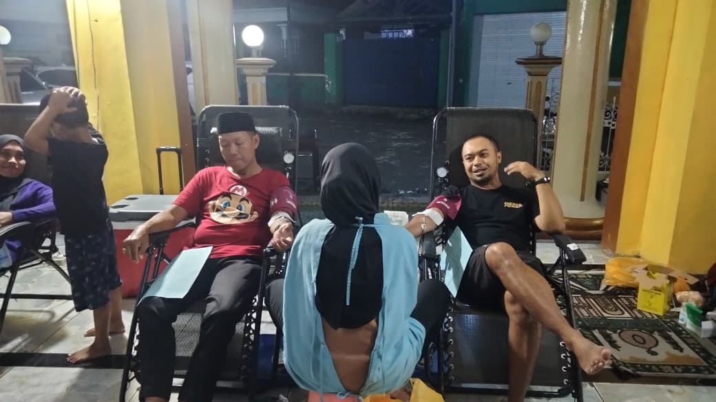JEMPUT BOLA: Aktivitas donor darah di Masjid Mukhlisin, Desa/Kecamatan Silo, Minggu malam (8/3). UDD PMI Jember terus menjemput bola agar stok darah jelang Lebaran aman.  