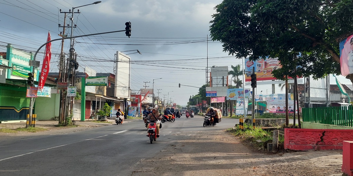 RAWAN KECELAKAAN: Lampu traffic light di simpang tiga Jenggawah mati sehingga pengendara saling serobot saat melintas.  