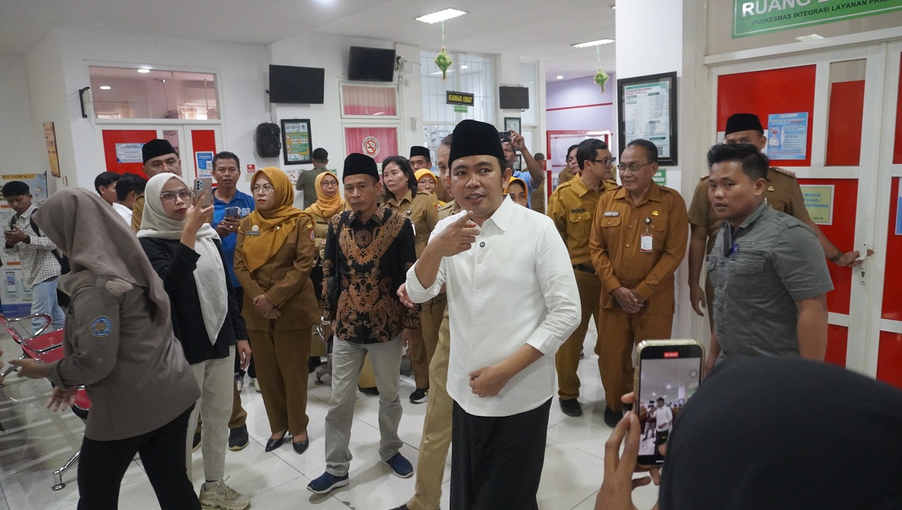 INSPEKSI: Bupati Gus Fawait saat mengecek sejumlah pelayanan dan beberapa fasilitas di Puskesmas Ajung, di sela-sela melakukan Safari Ramadhan, di Balai Desa Klompangan, Ajung, Jember, Selasa (10/03).