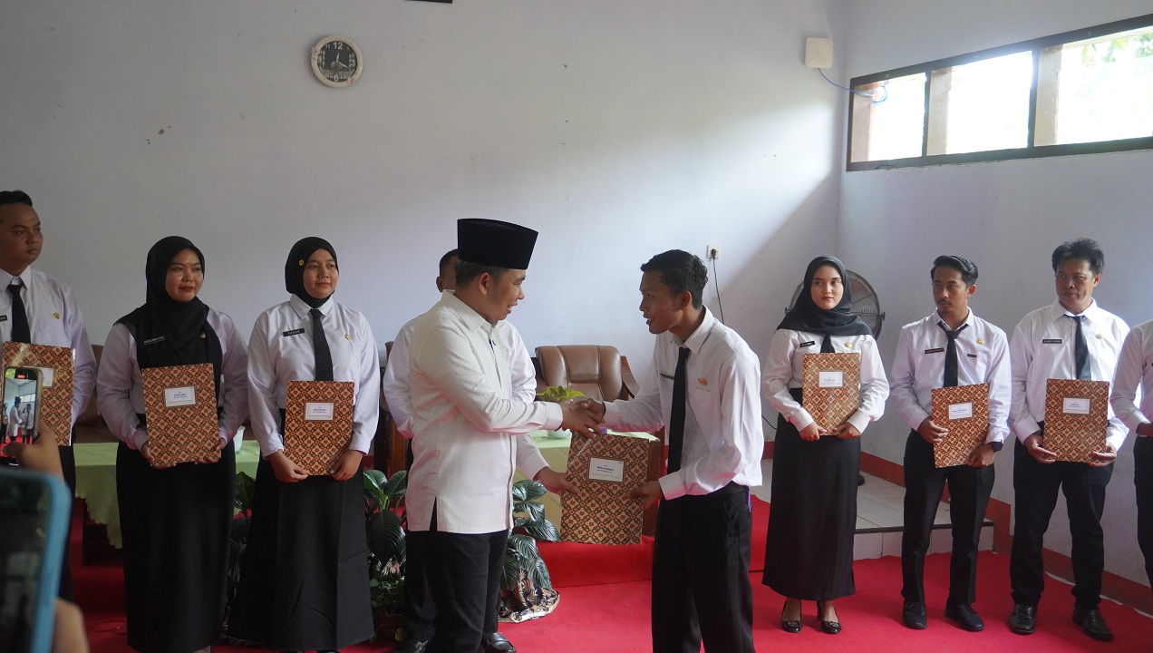 PENUHI HAK PEGAWAI: Bupati Fawait saat simbolis memberikan SK PPPK kepada pegawai di lingkungan Pemkab Jember.