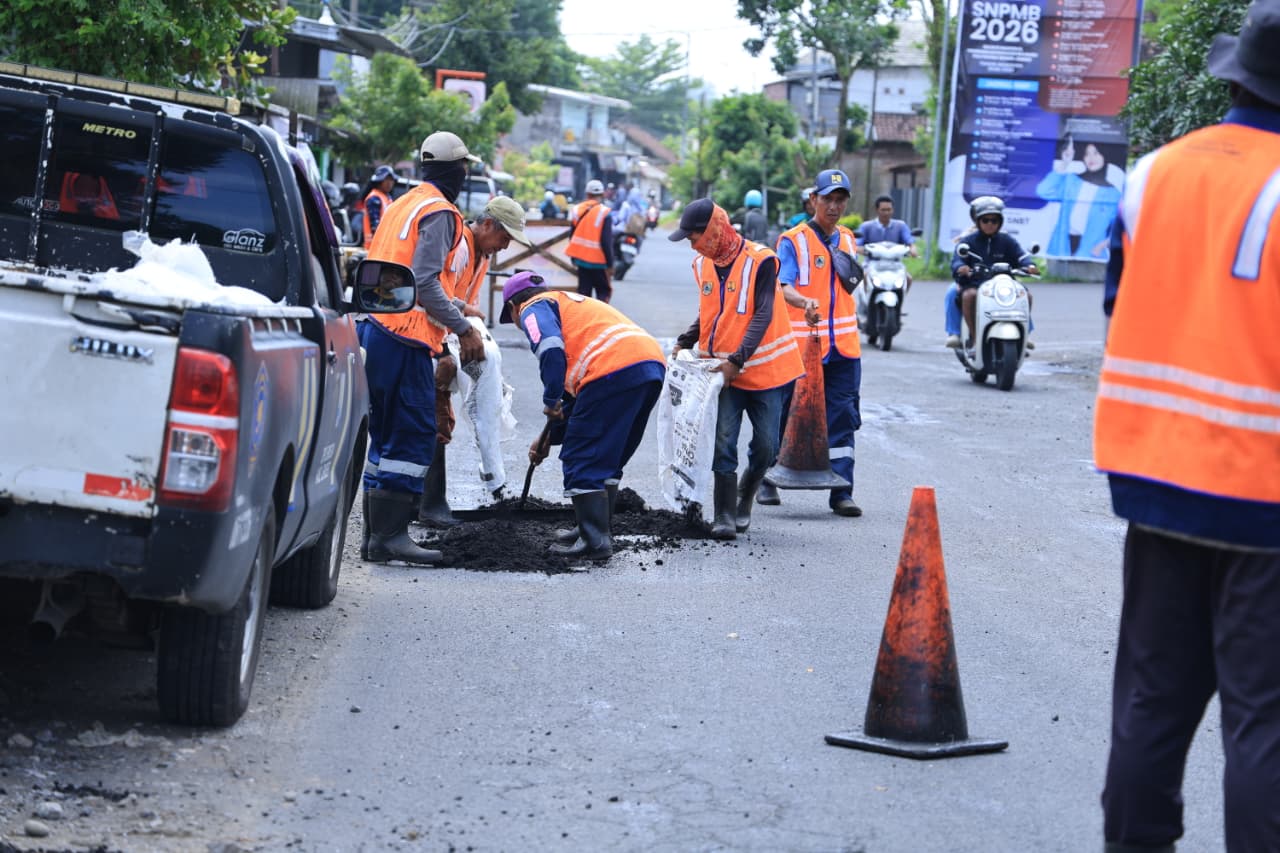 Sejumlah petugas URC Pemkab yang dikerahkan untu melakukan penambalan jalan berlubang, di beberapa titik di Jember, (10/03/2026). (Dok. Diskominfo)