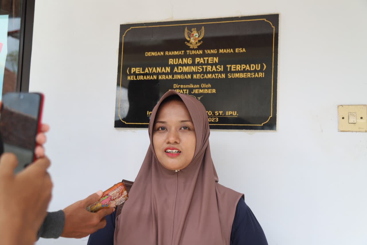 Yuliana Ika, salah satu dari ribuan guru ngaji di Jember yang menerima apresiasi dari pemerintah daerah. (Dok. Diskominfo)