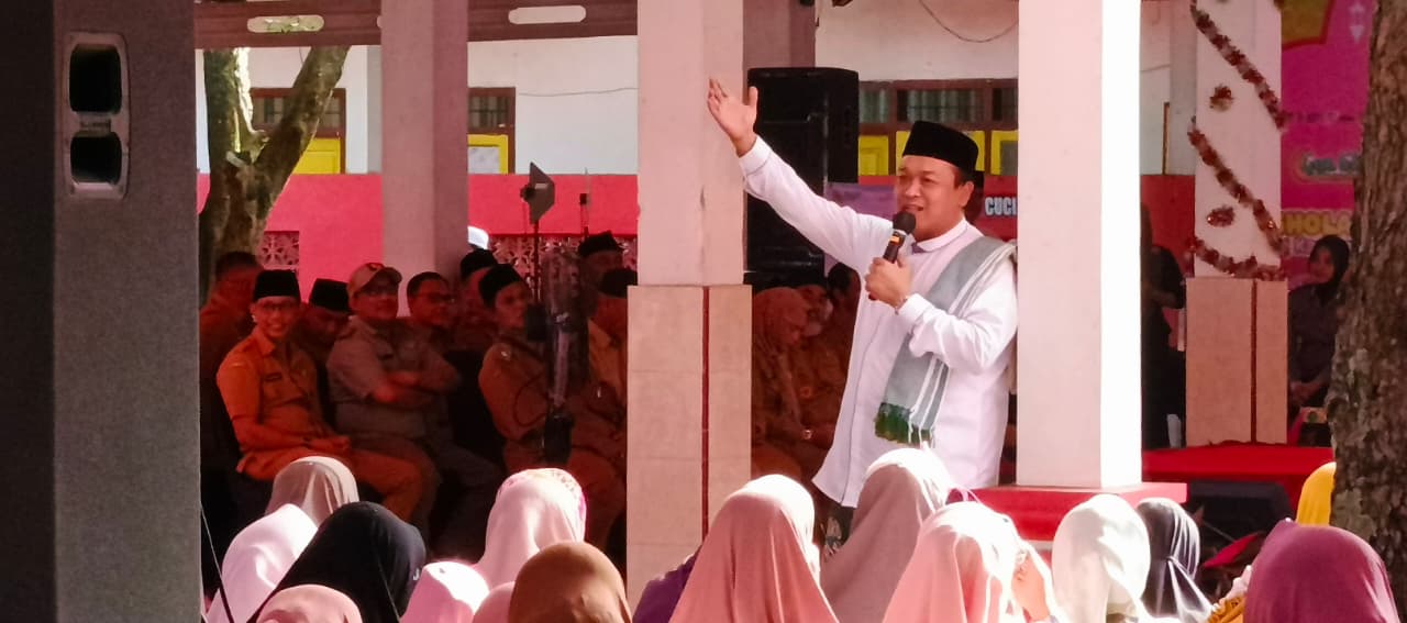 Gus Mamak saat memberikan tausiyah dalam acara Safari Ramadhan, di Balai Desa Plalangan, Kecamatan Kalisat, Jember, Senin (09/03/2026). (Maulana/Radar Jember)