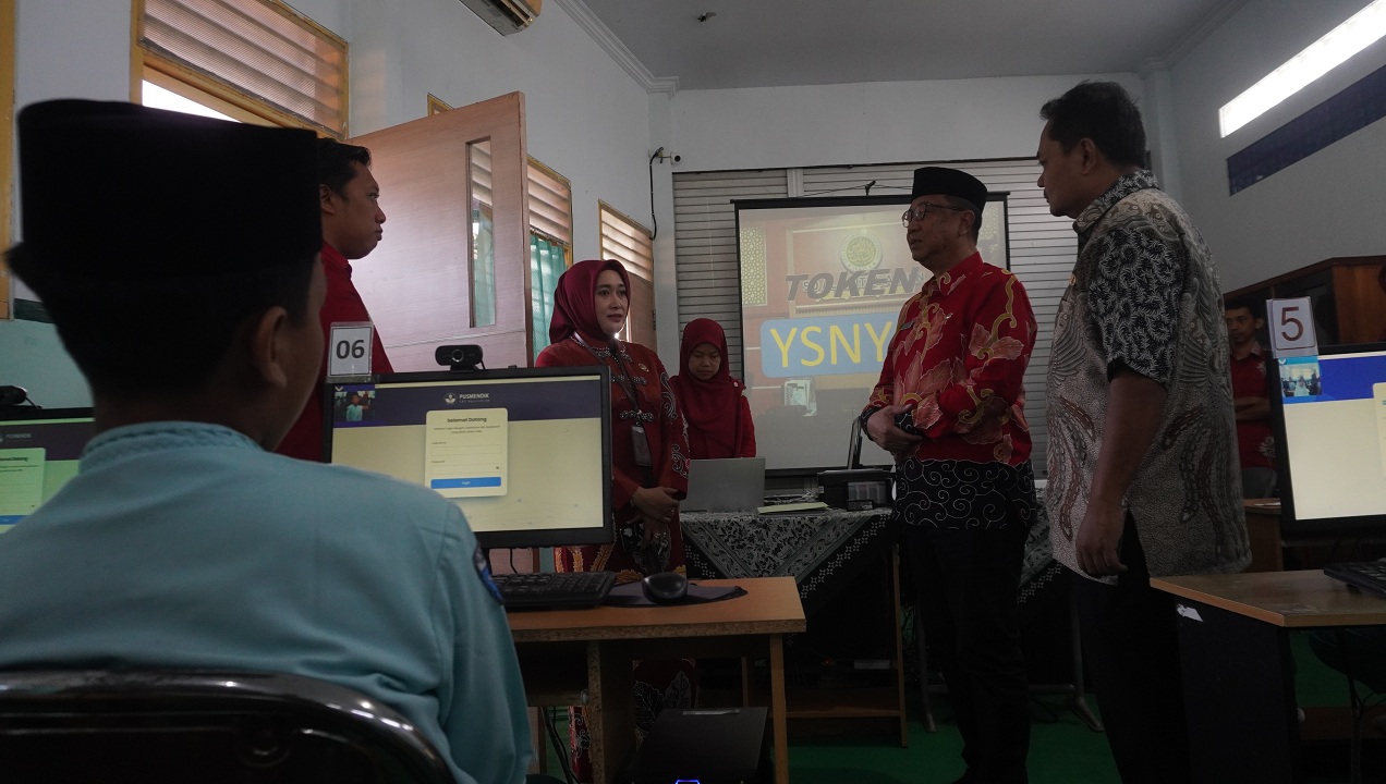 PANTAU LANGSUNG: Kepala Dinas Pendidikan Jember Arief Tjahjono didampingi Kasi Kurikulum SD M. Irfan Zainul saat monev pelaksanaan gladi bersih TKA SD, kemarin (12/3).