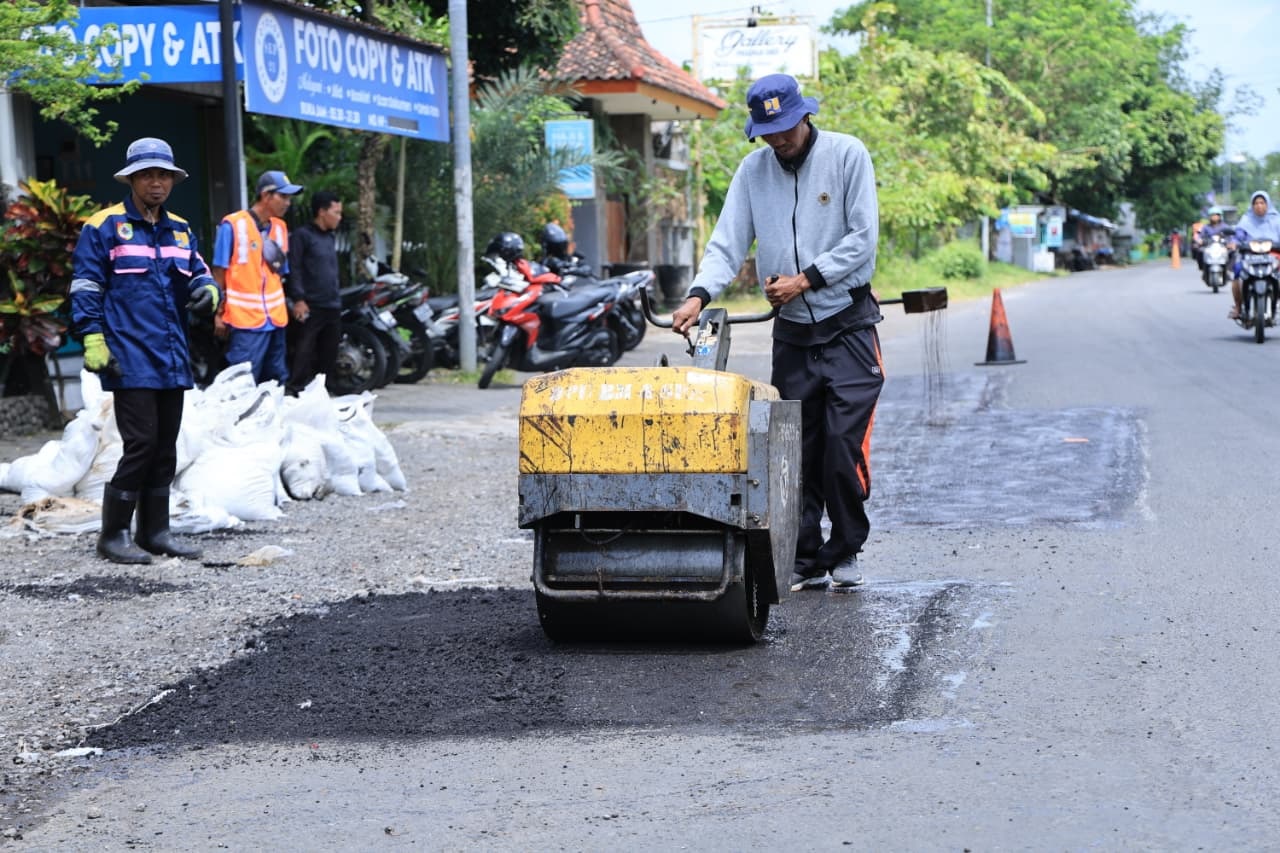 DIKEBUT: Pengerjaan perbaikan jalan di sejumlah titik di Jember yang terus dilakukan secara mobile oleh TRC bentukan pemerintah daerah.