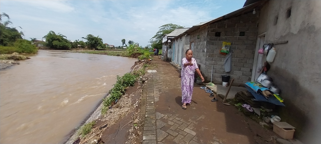 TERANCAM: Beberapa rumah tempat pengungsian korban banjir bandang Panti 2006 di Dusun Satrean, Desa Rambigundam, Kecamatan Rambipuji, terancam setelah plengsengan ambrol. 