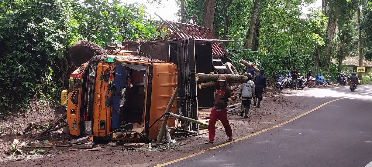 PERBAIKAN MENDADAK: Gardan menjadi penyebab dump truck bermuatan batu tidak bisa melibas jalur Gumitir, Desa Sidomulyo, kemarin (12/3). 