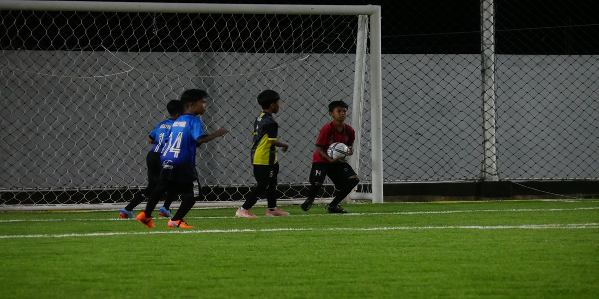 BERLAGA: Para pesepak bola usia dini saat mengikuti kompetisi mini soccer. (SIDKIN/RJ)  