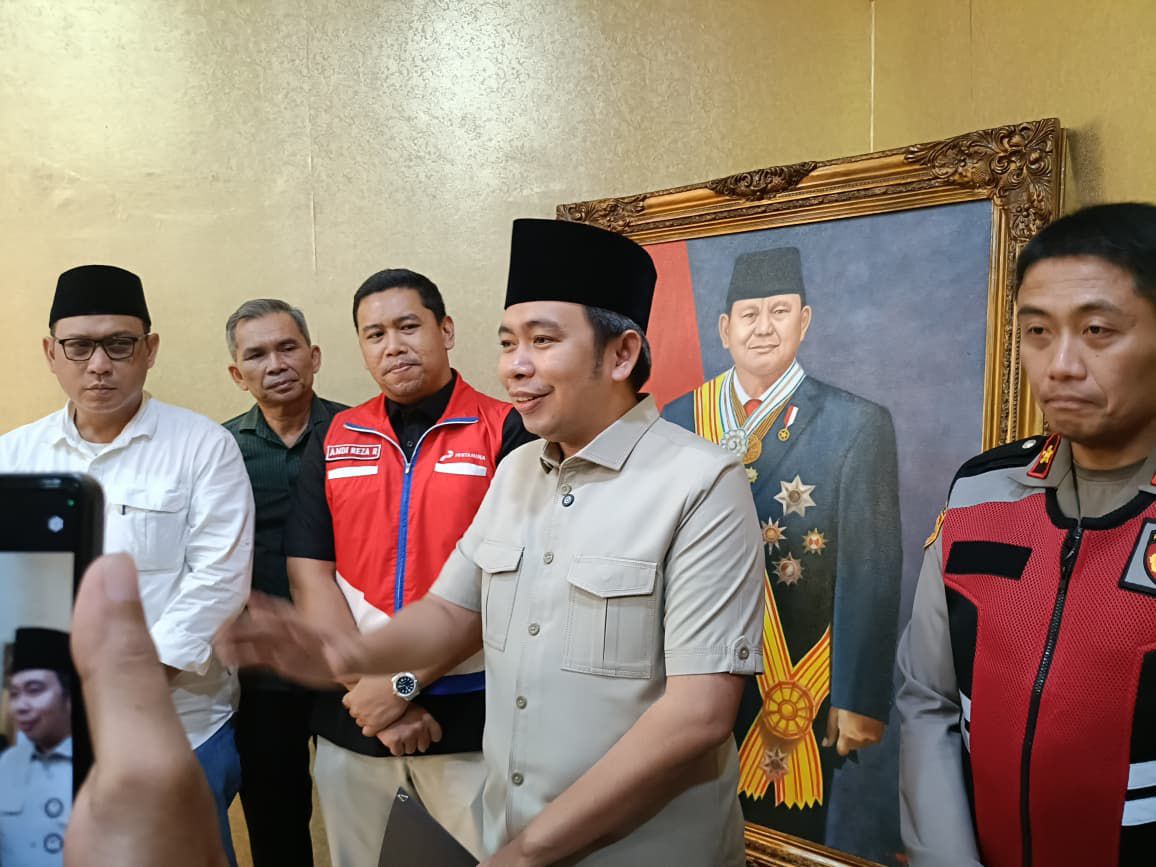 BERI PAPARAN: Bupati Jember Muhammad Fawait menjelaskan skema sekolah daring dan WFH, jika antrean BBM tak segera selesai, seusai rapat koordinasi terkait distribusi BBM, di Pendapa Wahyawibawagraha.