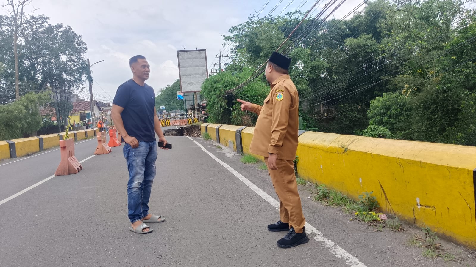 TERBATAS: Wakil Bupati Bondowoso, As'ad Yahya Syafi'i meninjau langsung kondisi terbaru Jembatan Sentong.  