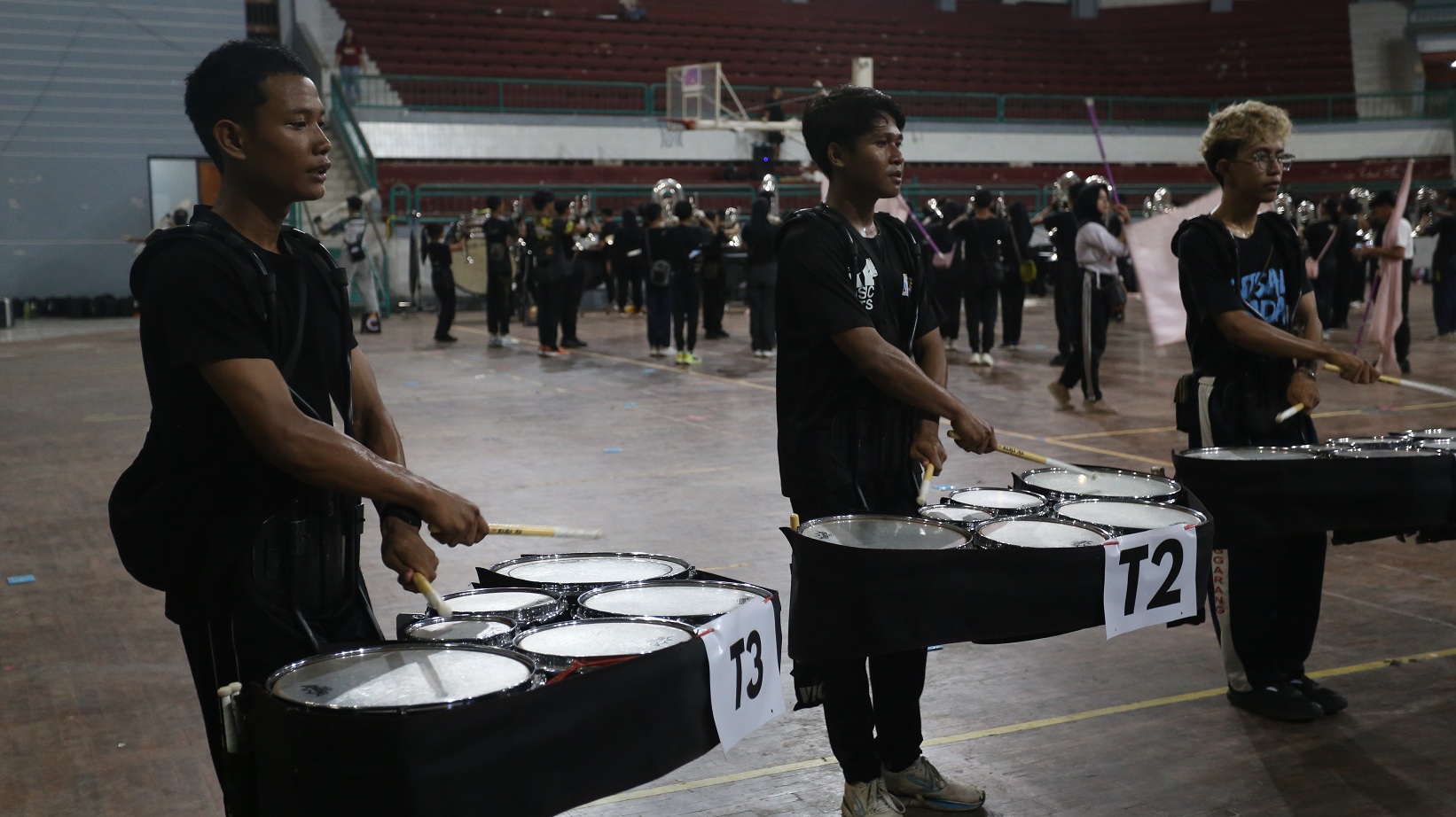 BERLATIH: Atlet Jember Marching Band (JMB) berlatih di GOR PKPSO. Mereka akan menghadapi dua evnt besar level internasional dan regional.