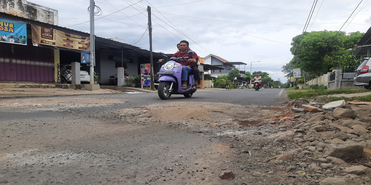 BERLUBANG: salah satu titik jalan berlubang di Desa/Kecamatan Tamanan ditambal seadanya oleh warga.  