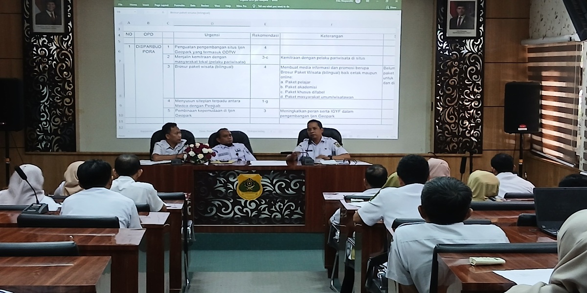 BERSIAP: Kepala Disparbudpora Bondowoso. Gede Budiawan memaparkan persiapan menuju Revalidasi Ijen UGG.  