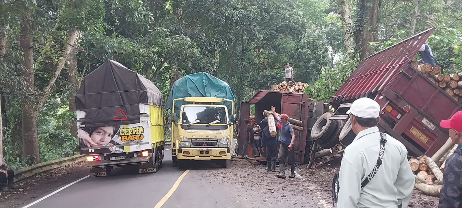 AKIBAT REM BLONG: Truk gandeng N 9739 UV disopiri Syukur Prayudi, 61 bermuatan kayu terguling di jalur gumitir Dusun Curahdamar, Desa Sidomulyo, Kecamatan Silo Rabu (11/3/2026) pukul 21.00 Wib.  