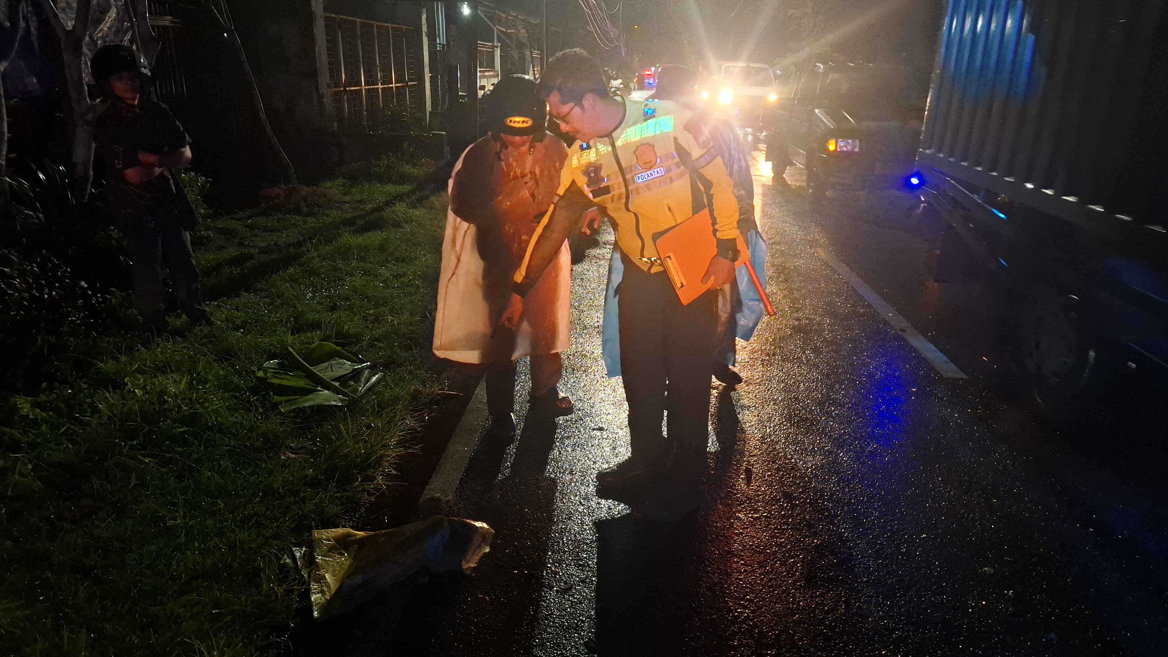 DATANGI TKP: Anggota Unit Lakalantas Polres Jember saat melalukan olah TKP kecelakaan di Jalan M Yamin, dua korban meninggal di TKP pada Rabu (11/3/2026) pukul 19.30 wib 