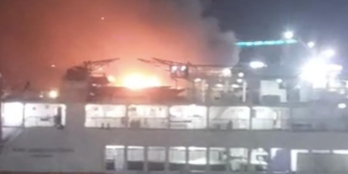 Kapal Motor Penumpang (KMP) Portlink VII terbakar di Pelabuhan Ketapang Banyuwangi (Foto: Dok. Istimewa)