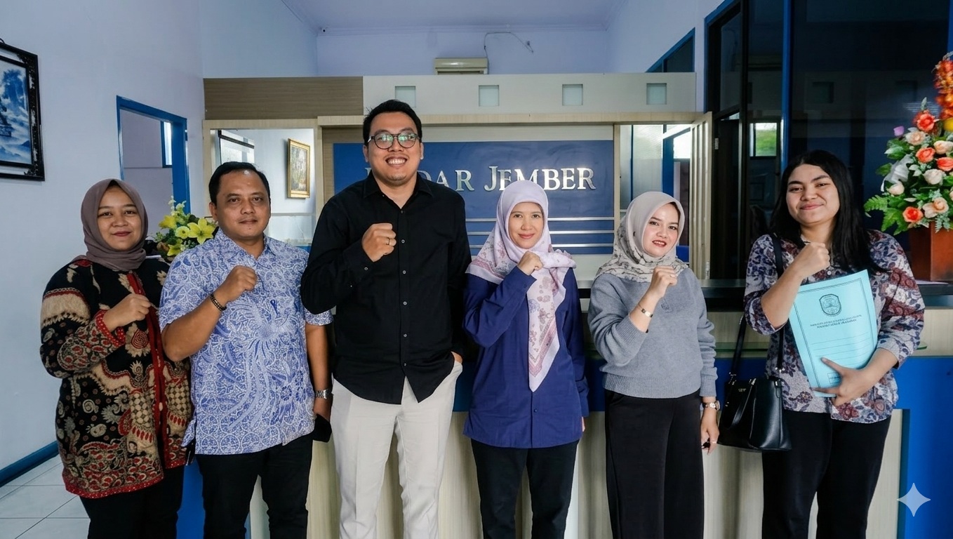 KUNJUNGI JEMBER: Humas Pemprov Jatim berfoto bersama manajemen Jawa Pos Radar Jember, kemarin. Ini untuk memperkuat sinergi dengan media di tingkat daerah.