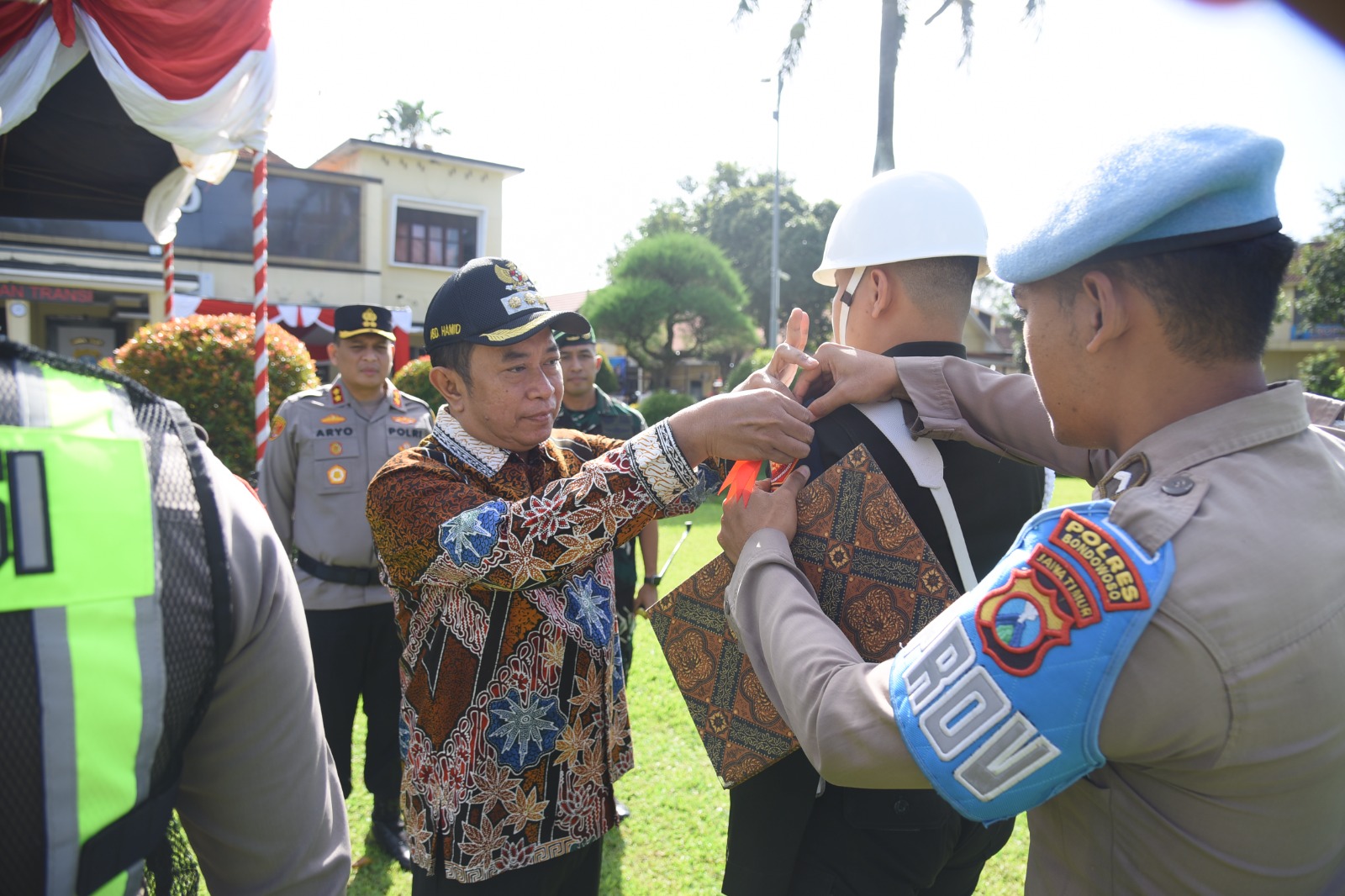 BERSIAP: Bupati Bondowoso, menyematkan pita kepada personel yang akan bertugas selama operasi Ketupat Semeru.  