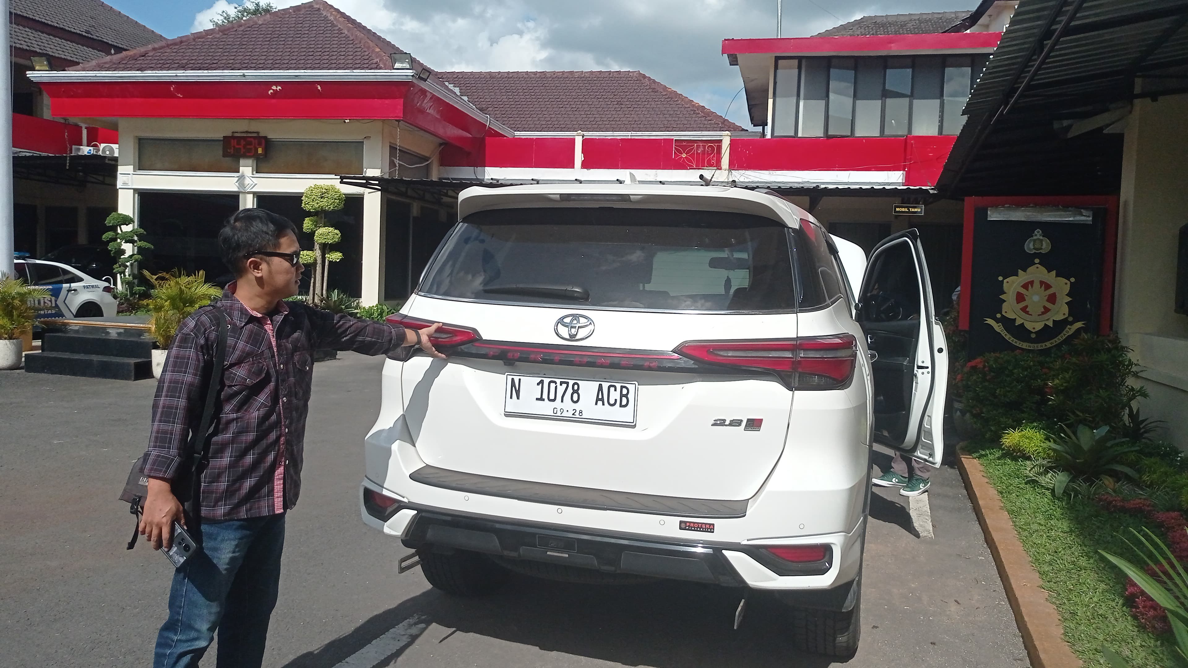 SIGAP : Barang bukti mobil Fortuner tahun 2023 berhasil diamankan berada di halaman Polres Jember.